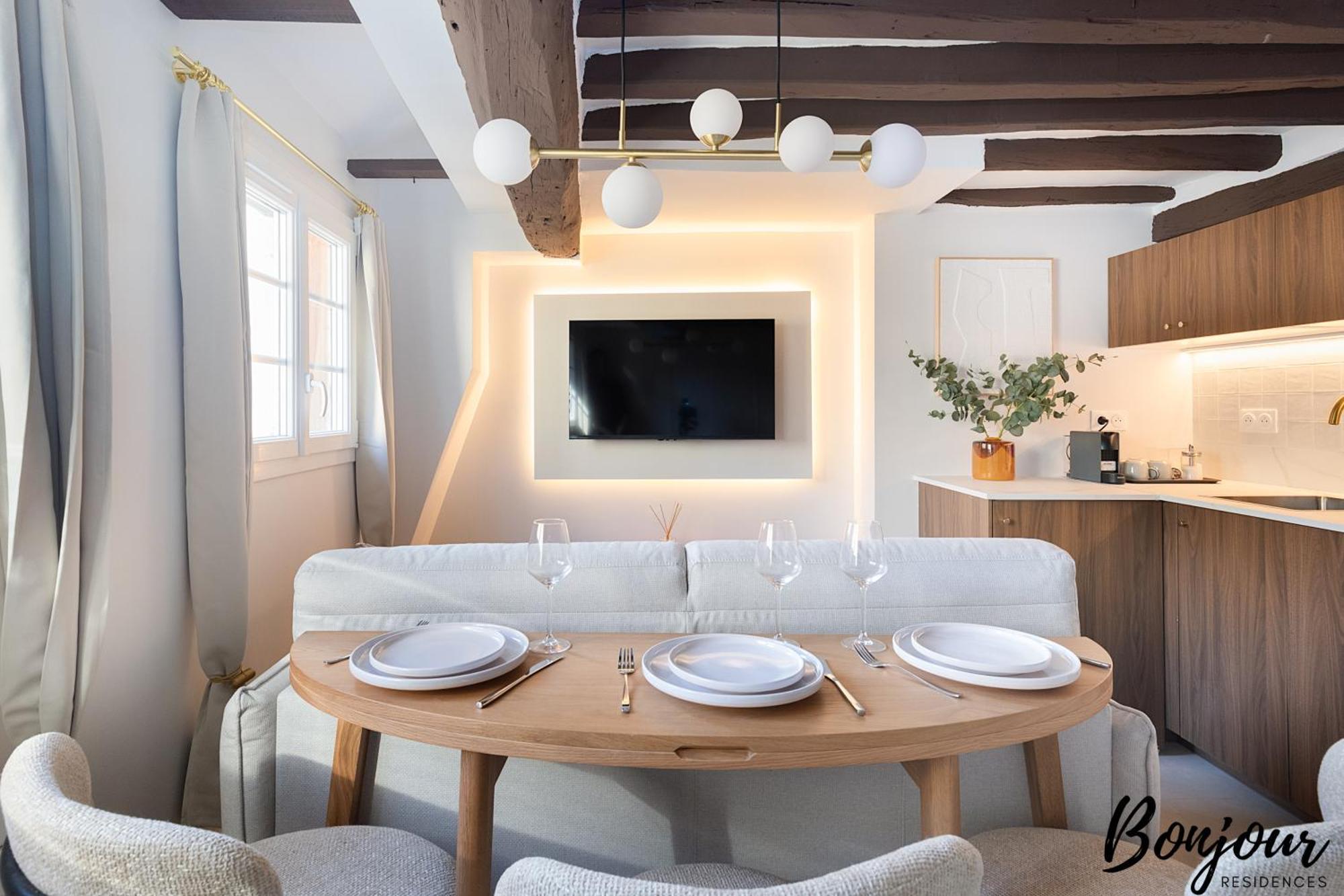 Super - Marais Designer One-bedroom - Free Parking Appartement Parijs